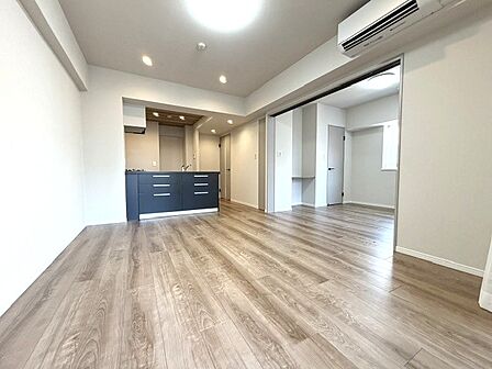 開放感あふれるリビング。窓からの自然光が明るく心地よい空間を作り出します。