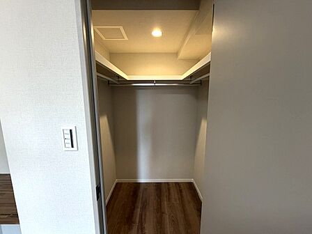 広々収納のWIC。衣類の出し入れや室内の有効活用など様々な用途でお使いいただけます。