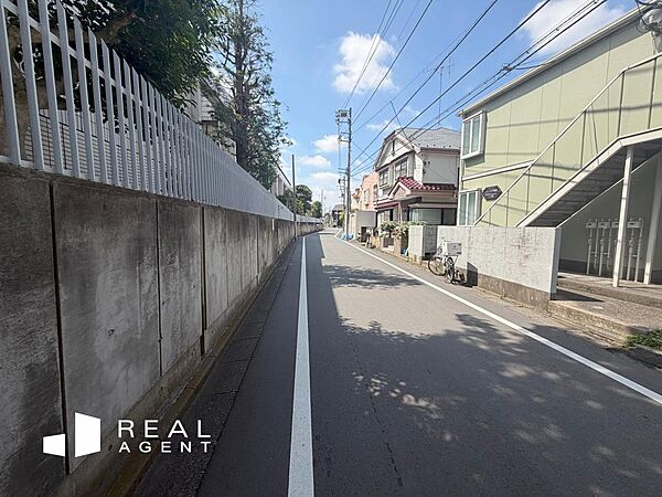 広々とした前面道路に面しているため、車の出入りがスムーズです。駐車や荷物の積み降ろしも快適に行え、毎日の生活がより便利になります。