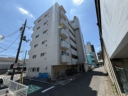 住環境が整った暮らしやすい立地に、上質感に満ちた外観、機能性・デザイン性に富んだ設備・仕様。理想のすまいをご提案させていただきます。