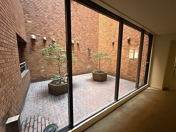 建物の中央には中庭があり、上層階を吹抜けとし、採光・通風の確保に配慮されています。