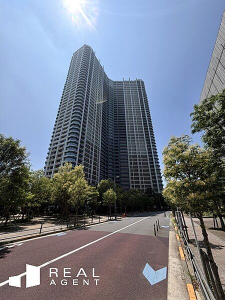 都心と湾岸、その二面性を楽しみ尽くすことができる場所。季節の変化を感じながら子育てが出来る自然に囲まれた住宅街です。