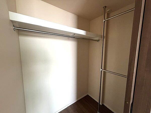 広々収納のWIC。衣類やバッグ、季節家電もまとめて収納でき、生活感を抑えたすっきりとした空間を実現します。