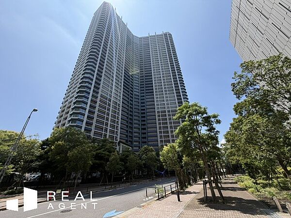 都心の緊張をほどく安らぎの空間。「新豊洲」駅から「スカイズタワー＆ガーデン」まで整備されるペデストリアンデッキ。