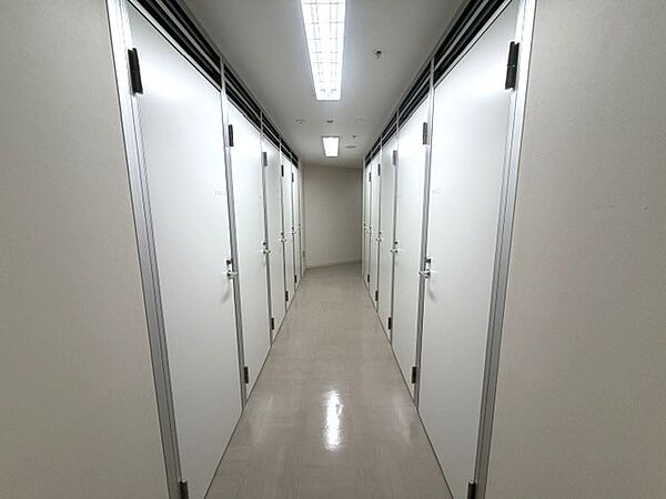 それぞれの住まいの収納に加え、トランクルームが全戸分、居住フロアに設置されています。