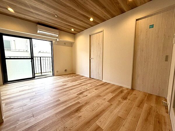 開放感たっぷりのリビングダイニング。様明るい光が注ぐ和やかな空気に包まれ、ご家族が思い思いの時間をご共有いただけます。