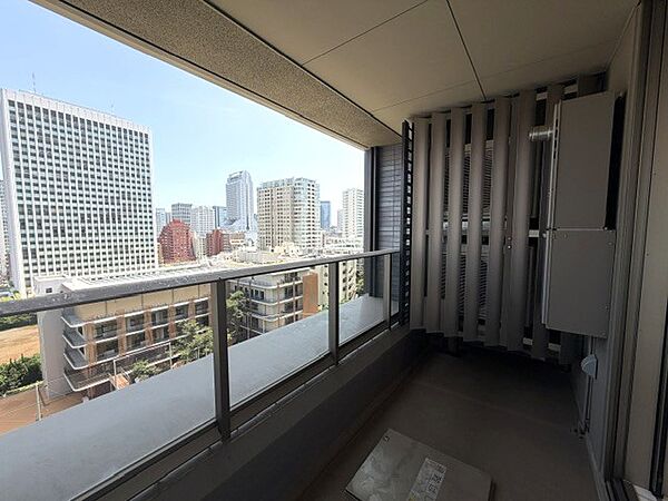 東京タワーも望むバルコニー。東向きのお部屋は朝からたっぷりの陽が入り、毎日が心地良く始まります。