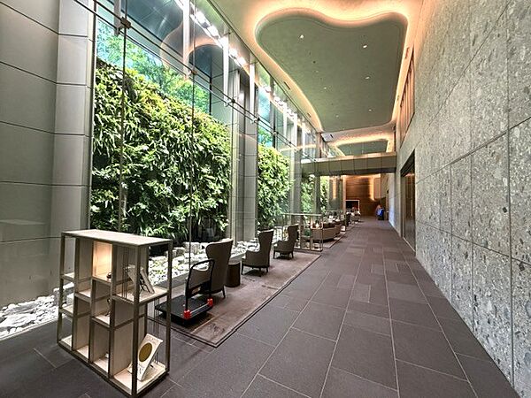 東京都心に位置しながら緑に囲まれた環境です。セキュリティシステムもしっかり完備されております。