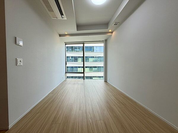 6.6帖のBedroom。華やかな雰囲気のリビングとは打って変わって、落ち着きのある空間に仕上げており、快適な睡眠を約束します。