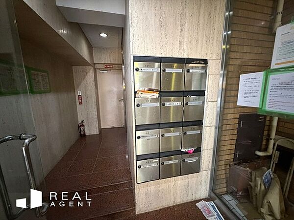 エントランスは、温かみのあるブラウン系のタイル貼りが特徴的な、昭和レトロで重厚感のあるヴィンテージデザインです。