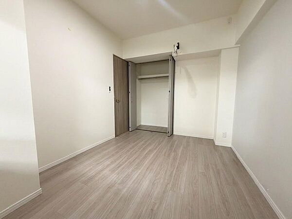 『洋室』仕事にも趣味にも活躍する私的空間。お子様の部屋としても最適です。収納スペース付きでお部屋も広々♪