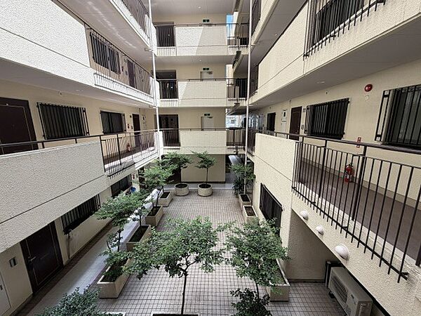 『中庭』明るく快適な住環境を実現でき、外部からの視線を遮ることができるリラックスした空間を提供します。