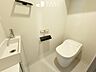 トイレ：トイレ内にも洗面台がございます。トイレットペーパーや掃除用具を収納するスペースもございます。見えない収納で清潔感を保つことができます。