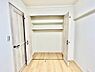 収納：お部屋には収納力のあるクローゼットを完備しており、衣類はもちろん、季節物やバッグ、小物類までスッキリ収納可能です。