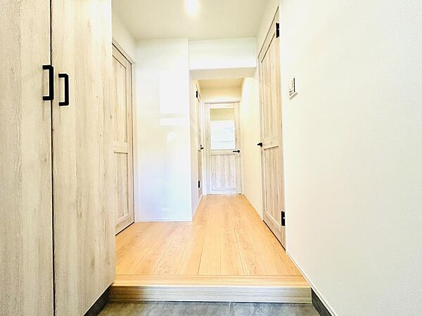 人を迎え入れる最初の場所だからこそ、清潔感と余裕のある玄関スペースです♪散らかりやすい玄関スペースをすっきり空間にしてくれるシューズBOXを設置しました♪