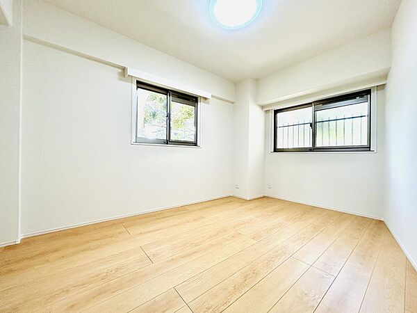 寝室は明るく快適な居住空間を演出しております。温かい陽光と心地良い清風がお部屋全体に舞い込んできます。居心地良い空間を実現しました。