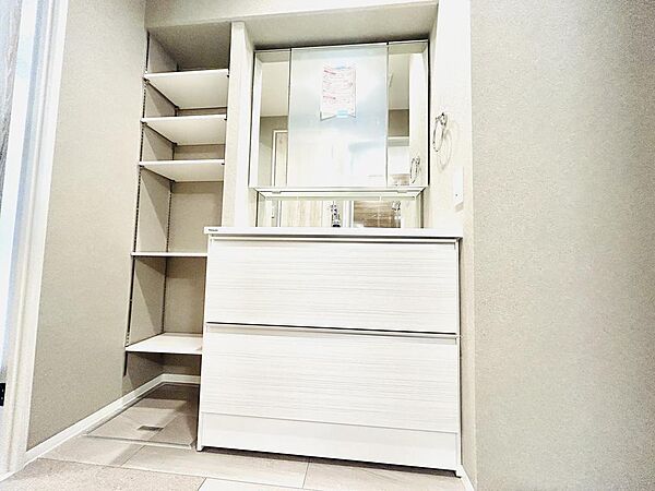 日常使う場所だからこそ、機能性と収納力を兼ね備えた洗面台を採用です。毎日の朝の支度が楽しみになりますね。