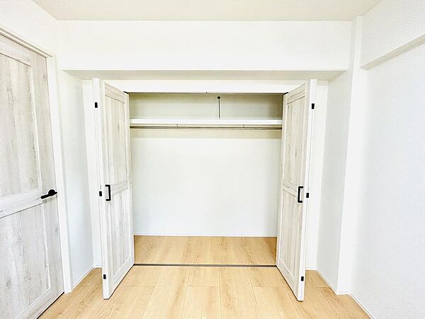 収納は奥行があり、お洋服はもちろん小物等も収納することができます♪