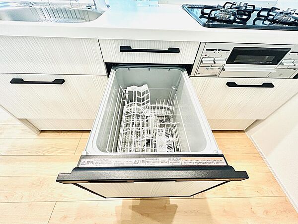 キッチンには便利な食洗機を標準装備しており、食後の片付けがぐんとラクになります。手洗いよりも節水効果が高く、時間と水道代の節約にもつながります。高温洗浄で油汚れもスッキリ落とし、衛生面でも安心です！