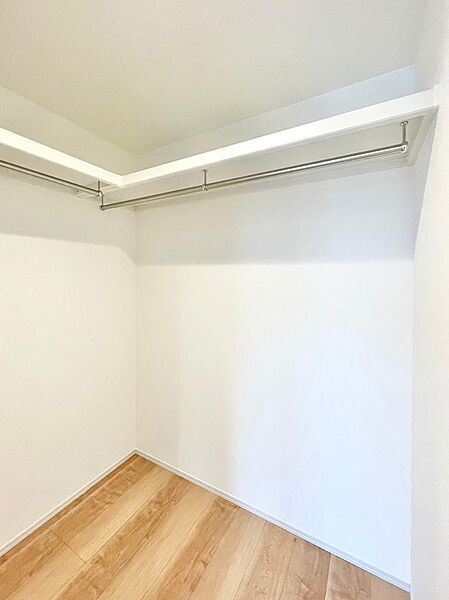 ※売主施工例（写真はイメージです）お部屋には収納力のあるクローゼットを完備しており、衣類はもちろん、季節物やバッグ、小物類までスッキリ収納可能です。