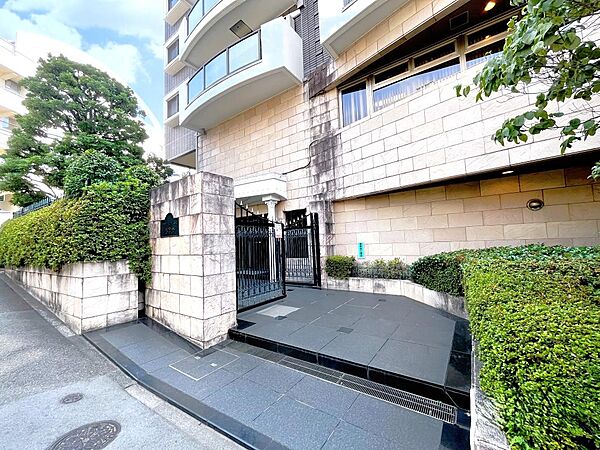 現地（2026年07月）撮影■新規内装フルリノベーション工事実施■南東×北東の角部屋■都心に近く緑豊かなエリア「参宮橋駅」まで徒歩2分。都心の良さと自然を満喫できる立地です。
