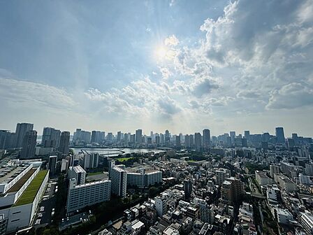 バルコニーからの眺望になります!高い建物がなく、抜け感と開放感を感じることができます!上空には青空が広がり、温かい陽光が降り注ぎ、心地良い風を感じることができます!