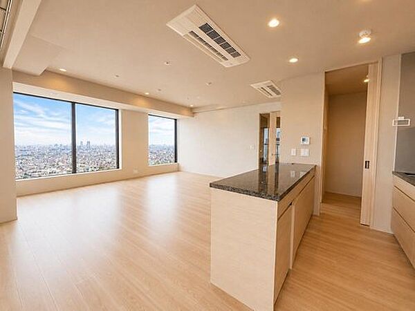 ♪♪新規内装一部リノベーション内容♪♪■クロス張替え■フロアタイル上張り■給湯器交換■建具交換■居室収納造作■トイレ交換