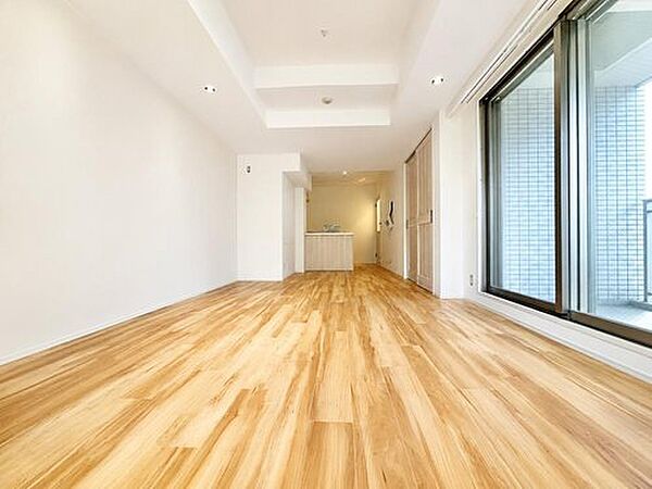 シンプルなクロス、鮮やかな木目がアクセントのフローリングでモダンスタイルなデザインを採用しています。