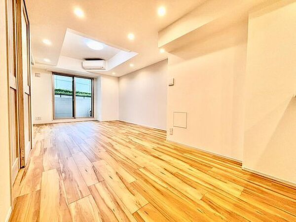 シンプルなクロス、鮮やかな木目がアクセントのフローリングでモダンスタイルなデザインを採用しています。