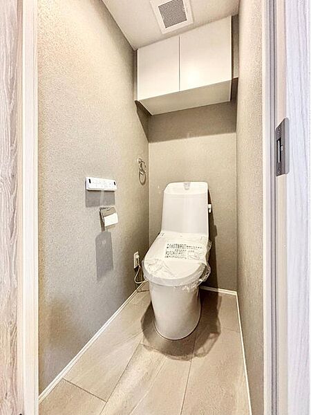 地球環境に配慮した強力戦洗浄の超節水トイレです。便器のフチを丸ごとなくし、サッと拭き取ることができお掃除がラクです