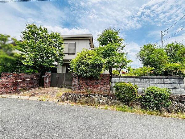 西側の高低差が少なめの為、駐車場の検討がしていただきやすいです♪