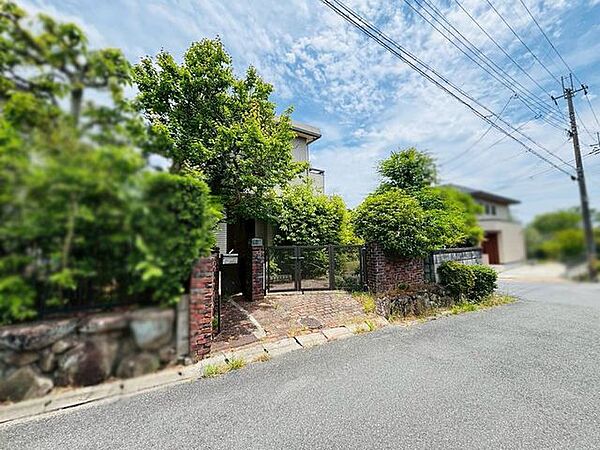 前面道路の幅員が約5ｍあるため、運転が苦手な方も駐車がしやすいのが嬉しいポイントです♪住宅地内の為、幹線道路に比べて交通量も少なめです♪