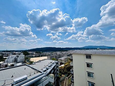 最上階につき眺望良好です。上階住戸がないため、落ち着いた住環境でゆったりと暮らせますお♪