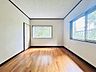 室内：木漏れ日の差し込む、柔らかな空間です♪