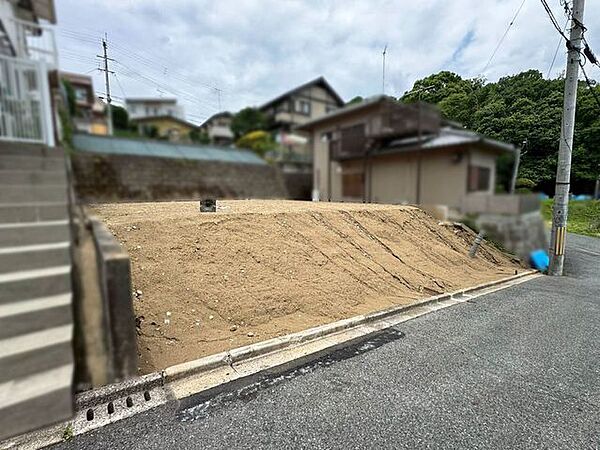 前面道路は幅員が約5ｍです。車同士がすれ違える幅があり、運転が苦手な方にも嬉しいです♪