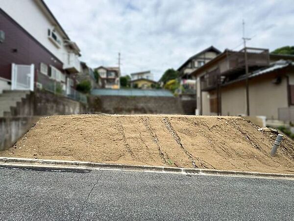 前面道路から高さがある為、通行人の目線が入りにくい、プライバシーの守られた建築もご検討いただけます♪