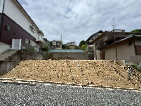 土地面積は約52.3坪、前面道路からある程度の高さがあり、通行人の目線が気になりにくい、プライバシーに配慮された建築をご検討いただけます♪