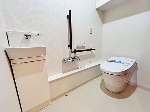 タンクレスでお掃除がしやすいトイレ部です。手すりや緊急コールボタン付きで万が一の時に役立ちます♪