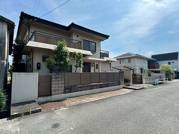 周辺にマンション等の高層建築物が無く、陽当たり良好です。採光を活かしたバルコニー等をご検討いただけます♪