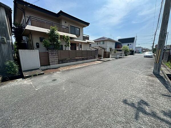 前面道路は約6.9ｍ、車同士がすれ違える幅があります。運転が苦手な方にも嬉しい幅員です♪