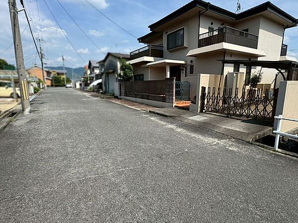 敷地内の高低差が少なめの土地です。比較的フラットな建築計画をご検討いただけます♪