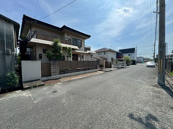 周辺は閑静な住宅地内で、落ち着いた物静かな雰囲気です。周辺にマンション等の高層建築物も無く、陽当たり・通風良好です♪