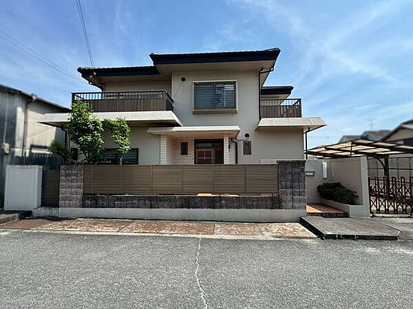敷地南側の隣地は現況駐車場となっています。南庭や南向きバルコニーをご検討いただけます。又、ゆとりのある敷地面積で平屋建のご検討も可能です♪