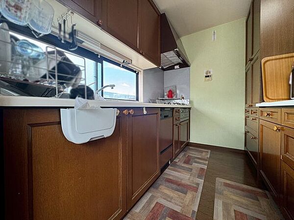 キッチンは家事動線がシンプルで機能的なI型です。対面式ではなく、ダイニングからキッチンが見えにくいのでお料理に集中しやすいです♪