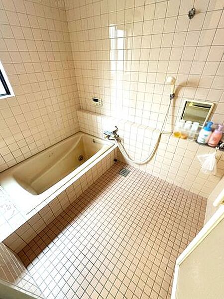 追い焚き機能付きのバスルームです。窓付きで換気もしやすいです♪