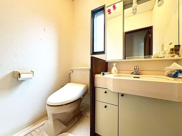 2階トイレ部です。例えば小さいお子様のトイレの失敗を、すぐにゆったりとした洗面台で洗っていただけます♪