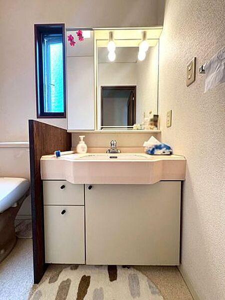 1階洗面室の他、2階トイレにもゆったり目の洗面台が設けられています。(写真は2階洗面台です)