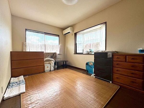 出窓付きの洋室です。二面採光で雰囲気も明るいです♪