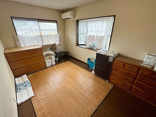 出窓にはちょっとしたインテリアを置けば、お部屋の雰囲気もぐっと変わります♪