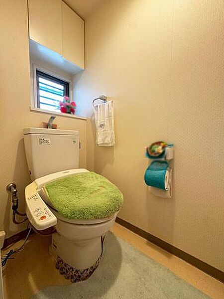 小窓付きのトイレで閉塞感が少なく自然光が差し込みます。吊戸棚付きでトイレ用品等をしまっておけるのも嬉しいポイントです♪